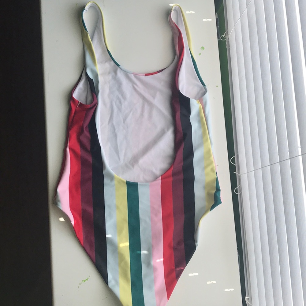 Size Medium one-piece striped bikini - Picture 2 of 3